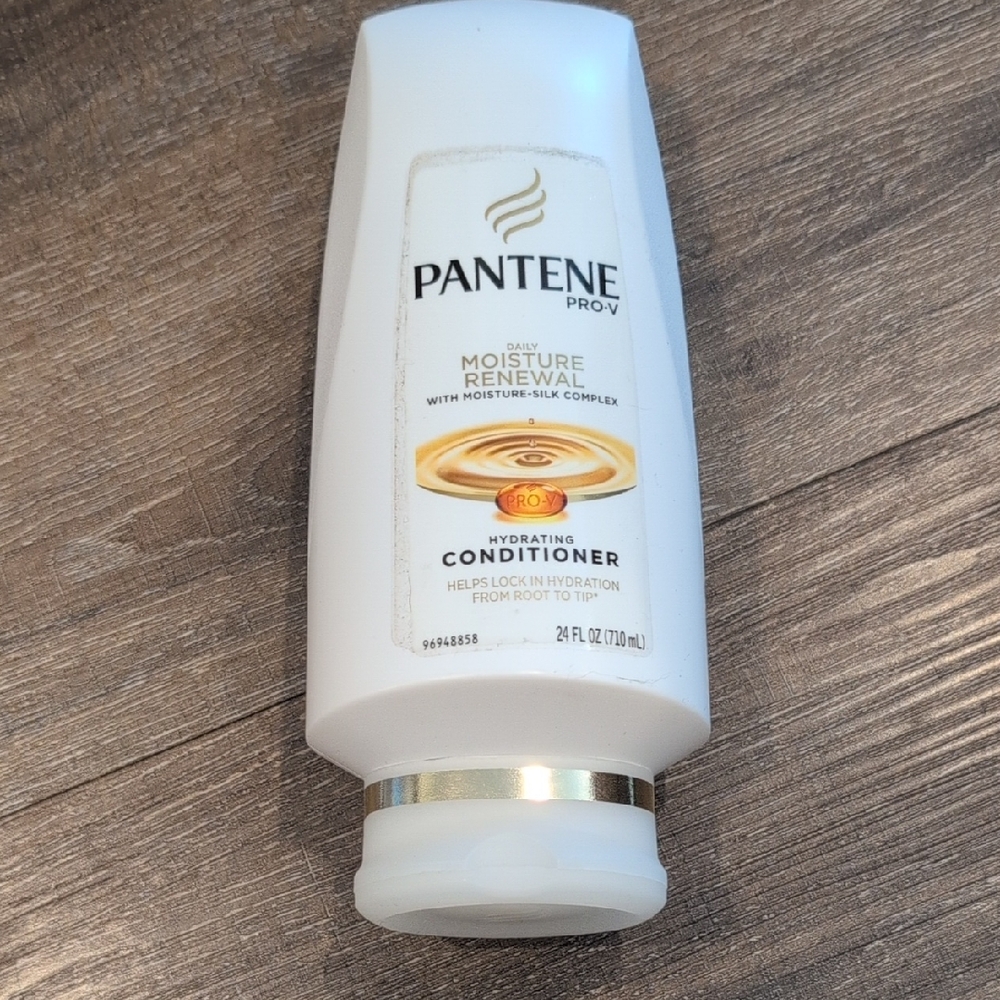 White Moisturizing Hair Conditioner